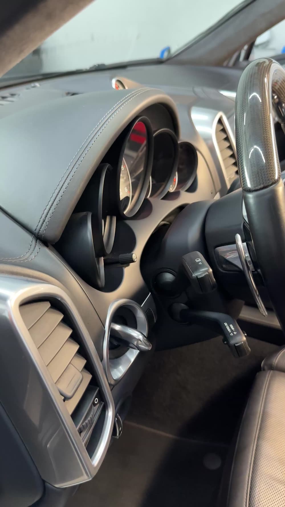 Dasselbe Cockpit nach der Aufbereitung: Oberflächen staubfrei, Zierteile und Instrumente sauber.